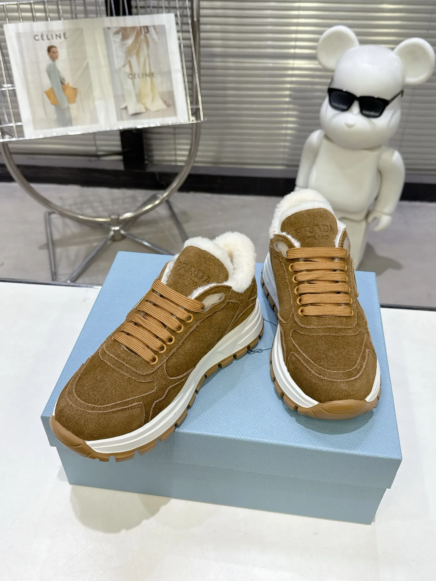 【PRADA】P: 660💰Couple style▪️Size: Women’s 35-40⚛Size: Men’s 39-44(45 customized) 2025 𝐬𝐬Prada’s new product, coming with strength! ❣️Many Internet celebrities have the same style, fashionable and versatile nice items, original shoes are developed and purchased from Italian counters, and are reproduced 1:1 according to the original taste. This year’s theme is not to be defined, embodying texture through simplicity💛From thick-soled sneakers to zigzag short boots to 2025 flat shoes, everything reveals a sure-fire momentum... It combines gentleness and handsomeness, the finishing touch for women❤️ Wear-resistant and ultra-light two-color outsole.